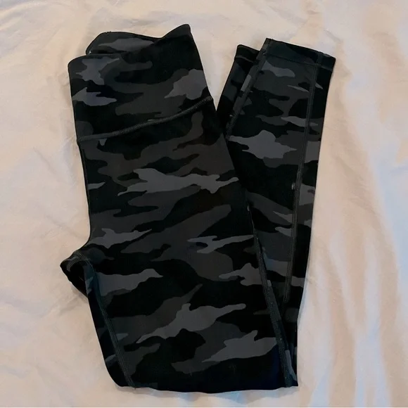 ✨SOLD✨ Athleta Ultimate 7/8 Tight Camo Leggings - Picture 3 of 13